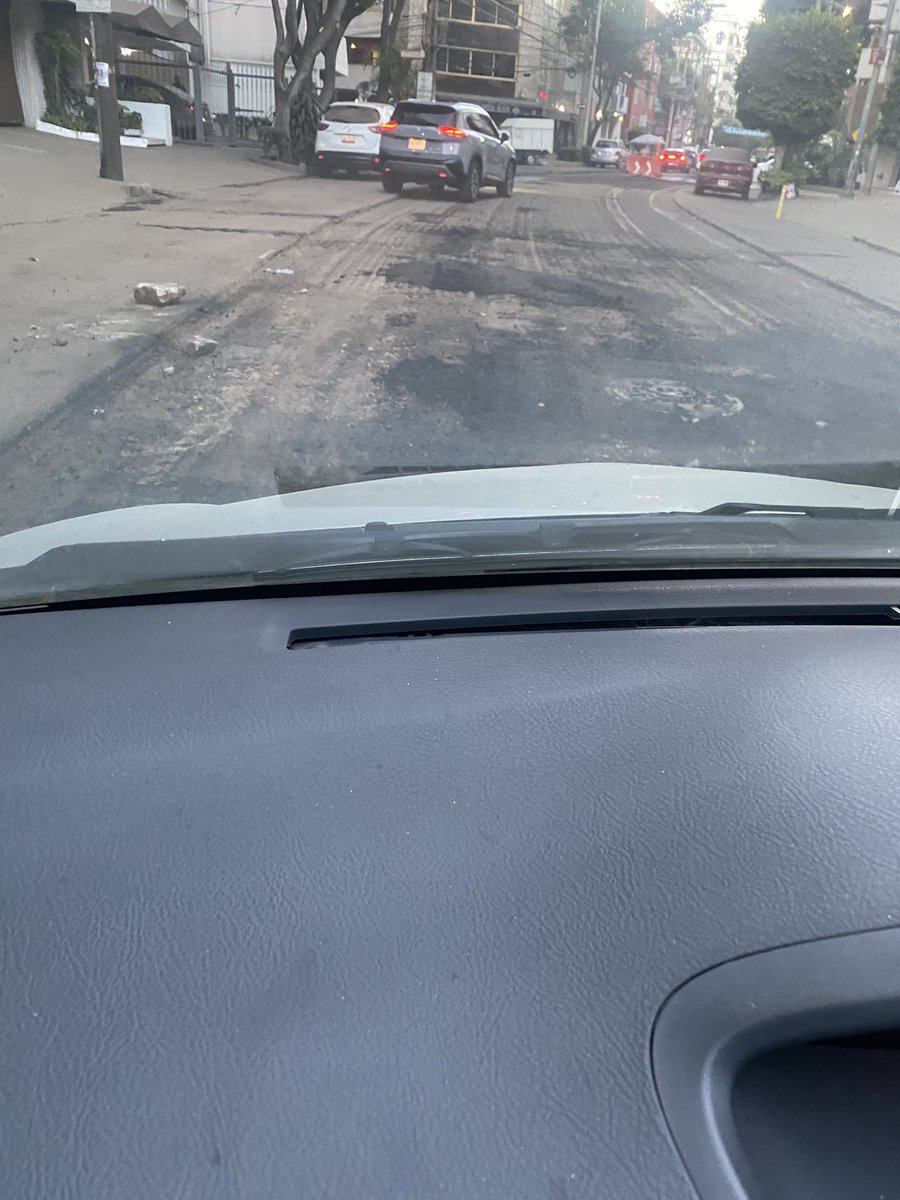 Más de cuatro semanas ¿y no puedes acabar de pavimentar un eje vial <a href="/BJAlcaldia/">Alcaldía de Benito Juárez</a>? Cada semana avanzan unos 100 metros, mientras que la vialidad se entorpezca, genere más tráfico y la suspensión de los carros se dañe en #Amores
¿Ven lo que pasa cuando votan por corruptos e ineptos?