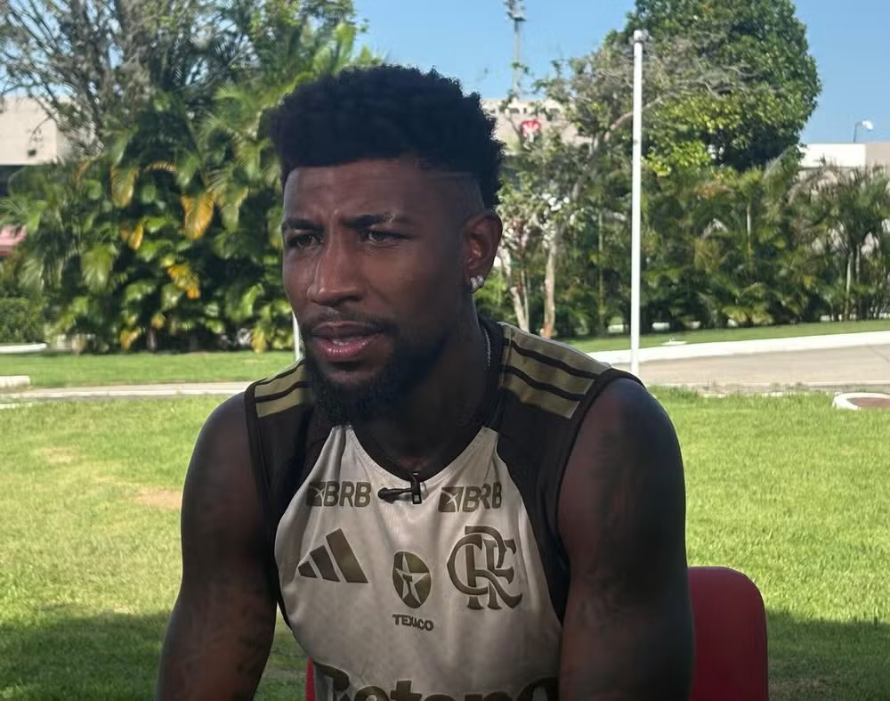 futebol_info's tweet photo. Emerson Royal revela conselho de Filipe Luís no Flamengo: 'Confio mais em você do que você mesmo'.

“O Filipe é um cara ímpar. Eu não o conhecia pessoalmente, só o via jogar, gostava muito de como ele jogava, e ele me ajudou muito. Ele conversava bastante comigo, me blindava, me apoiou nas críticas. Mesmo com as críticas, ele me colocava para jogar e falava: ‘Royal, acho que confio mais em você do que você mesmo’.”

“Eu respondia: ‘Aí também não (risos), porque eu confio para caramba em mim, mas eu sei da confiança que você tem em mim, obrigado por isso. Eu vou devolver isso, quando eu me encontrar fisicamente, encontrar confiança, eu vou entregar o que você espera de mim’. Não estou 100% ainda, posso entregar muito mais, vou continuar trabalhando. Ele vem me ajudando nisso, principalmente na parte defensiva. Eu não tenho outro caminho se não for o trabalho.”

🗞️ @geglobo 
📸 Emanuelle Ribeiro/ge