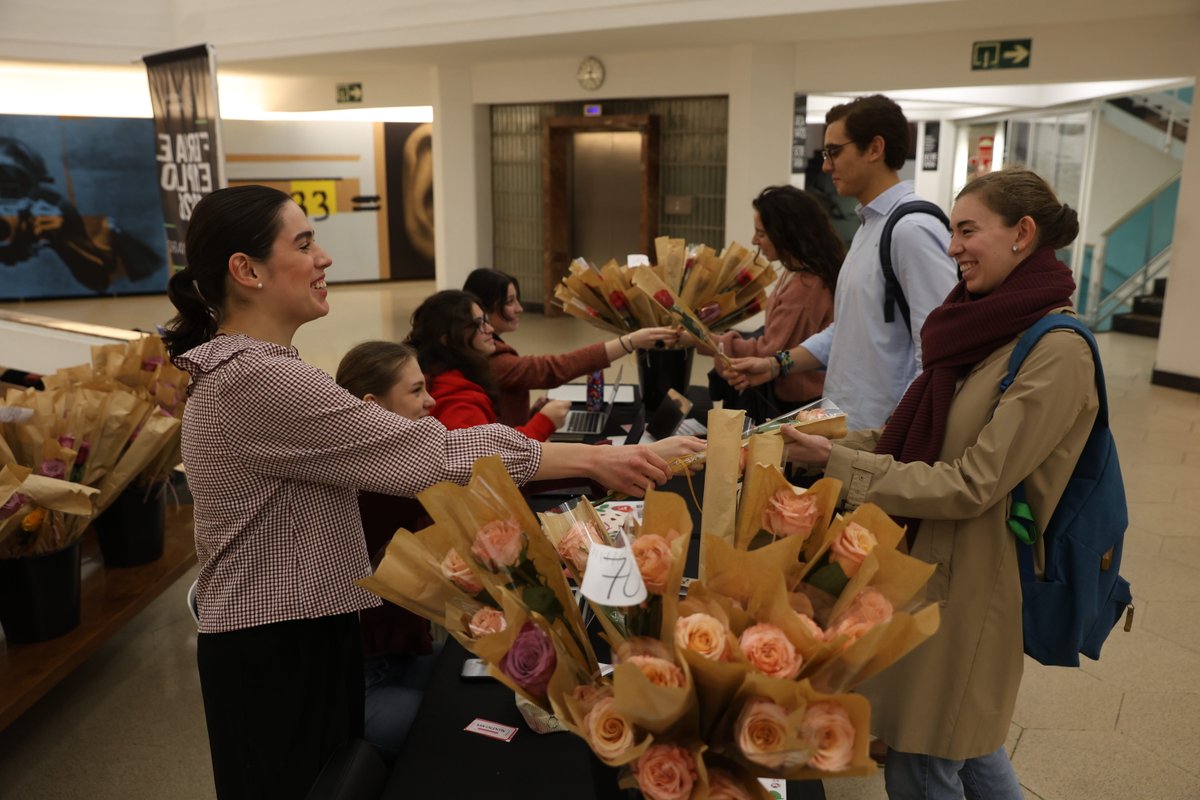 Un grupo de estudiantes, en colaboración con <a href="/tantakaunav/">Tantaka</a>, han vendido, a través de redes sociales y con acciones por el campus, 1.500 rosas para San Valentín. El dinero recaudado se destinará a ayudar a madres e hijos víctimas de la trata. 
👉 unav.edu/noticias/-/con…