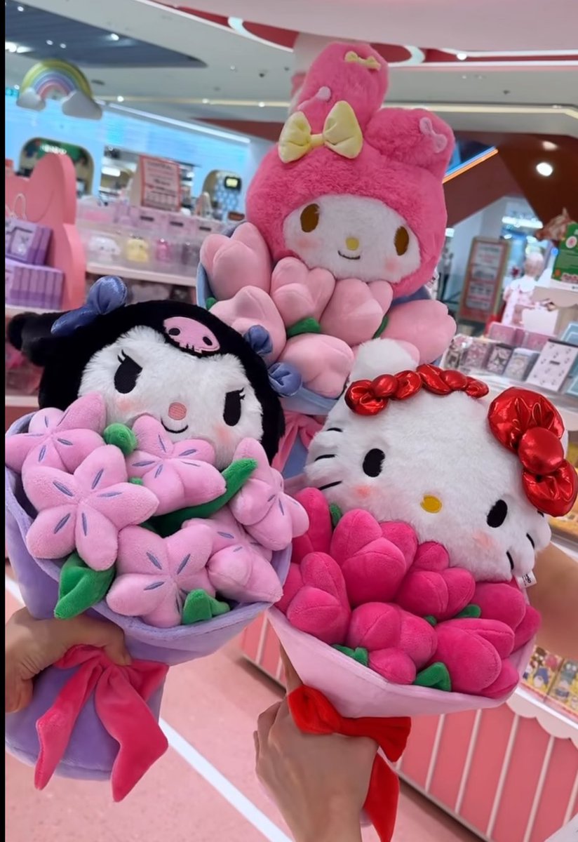 กรี๊ดดดดแก! เซ็นทรัลกับช่อดอกไม้ sanrio คิ้วท์สุดๆ 💐🎀 แอบอยากรู้ราคาและไม่แน่ใจว่าจะมีที่ sanrio ทุกสาขามั้ยนะ