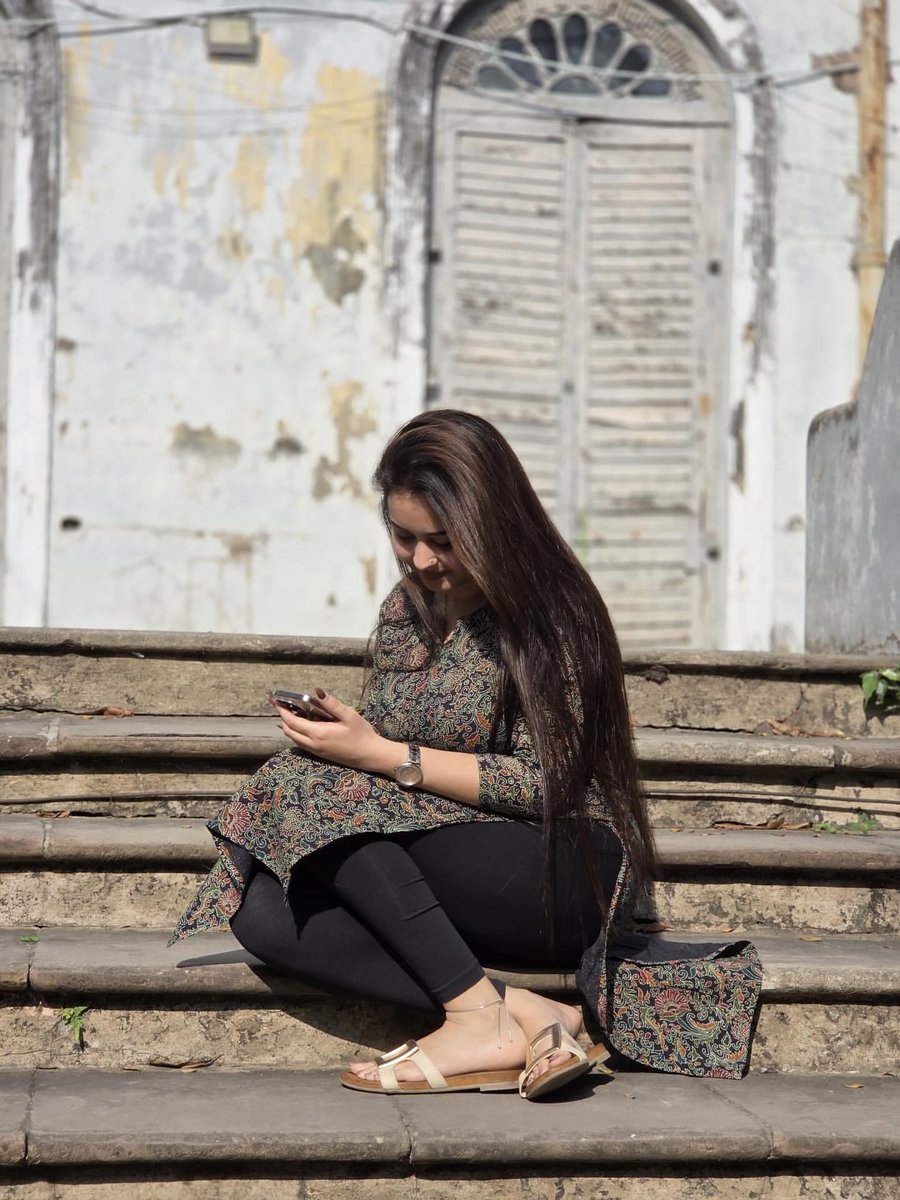 SRG39495's tweet photo. اگر آپ نے اپنی چاہ میں کوئی کسر نہیں چھوڑی،
مگر پھر بھی آپکا چاہنے والا آپ سے نا خوش ہے،
تو اُسے اس کے حال پر چھوڑ دیں اور آزاد کردیں
اور اُسے ڈھونڈنے دیں آپ سے بہتر شخص
یقین کریں مُحبت ٹھکرانے والوں کی طرف کبھی پلٹ کر نہیں آتی ۔۔🥀🍂 https://t.co/YpoaKfAWqM