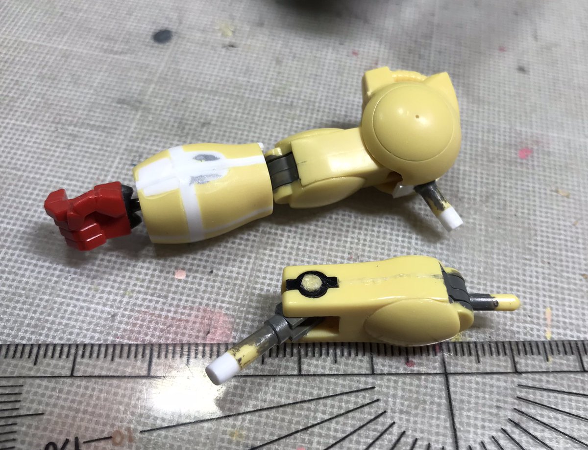 お久しぶりのギブルです
ちゃんとやってます🤣
左二の腕のスジ彫りとパーティングライン処理です。

#バイファム
#ギブル
#プラモデルライフ
#旧キット