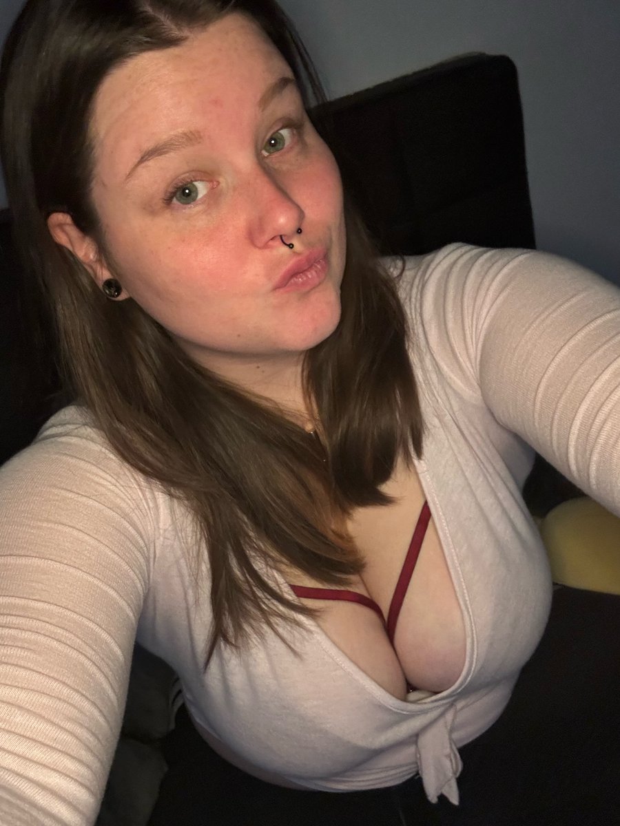 If you press on the heart you will get a special picture of 😽