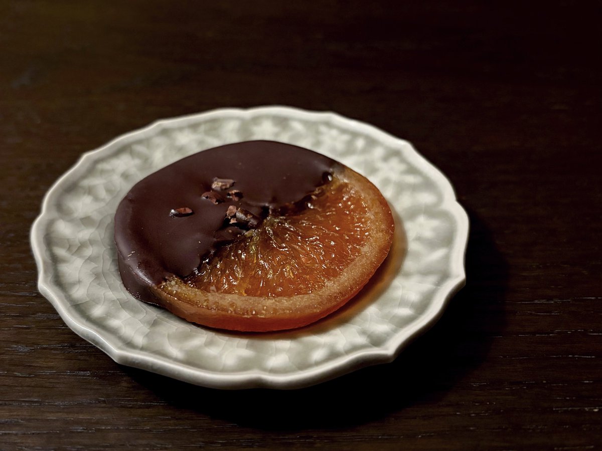 浪漫須貯古齢糖さんのオランジェット。
これも美味しかった。食べ応えのある大きめ厚めのオレンジスライス、皮はむっちりと歯応えがあり、果肉はシロップが染み込んで柔らかジューシー。特に果肉の部分は洋酒の風味を感じて芳醇さ増し増し。チョコがかかっている所とかかっていない所、両方美味しい。