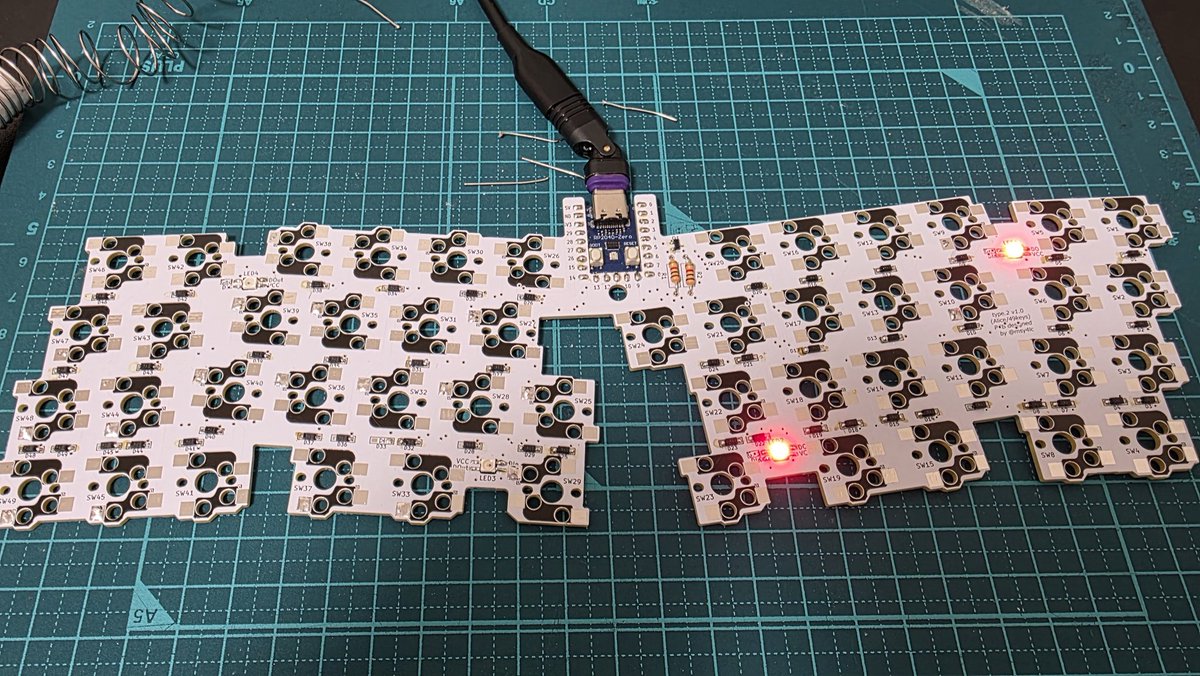 msy4lc's tweet photo. 光った！（半分だけ）
#自作キーボード https://t.co/N5WuMy1LGT