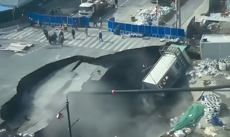 Nawaiwaqt_'s tweet image. چین میں سڑک کا بڑا حصہ زمین میں دھنس گیا: واقعے کی ویڈیو وائرل
nawaiwaqt.com.pk/13-Feb-2026/19…
#China #Incident #Viral @Currentreport1 @XHNews @ChinaDaily @MFA_China