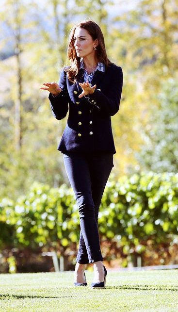 christo34036850's tweet image. Weekend Vibes ♔HRH #Fashionista 🏴󠁧󠁢󠁷󠁬󠁳󠁿#frockingFabulous #queenbee #PrincessofWales #CatherinePrincessOfWales #PrincessCatherine #muse #RoyalFamily #iconic #Britishvogue #GHD 🐝