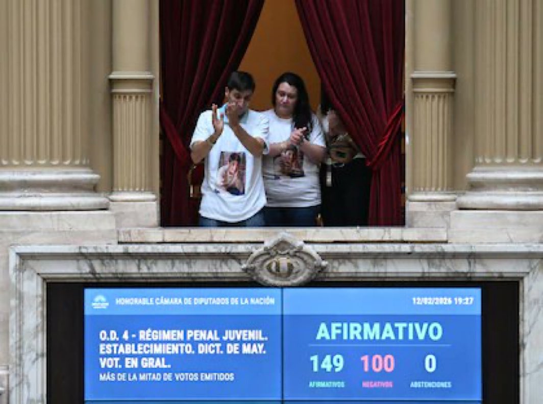 Jugada maestra poner en los balcones a las madres de las víctimas. Entendieron absolutamente todo.

Mientras todos los aplaudían, las kukas -LITERALMENTE- les dieron la espalda en silencio. No hay mejor metáfora.

Mostraron al kukerío como la peste que realmente son, que la