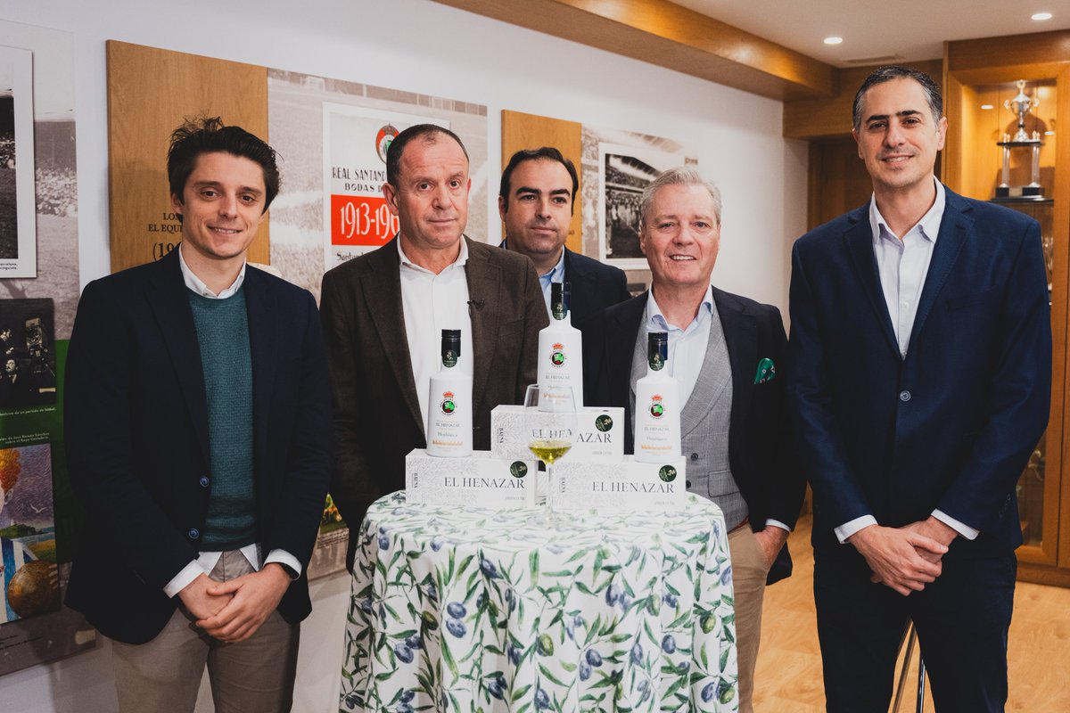 realracingclub's tweet image. 🫒 El Racing presenta su Aceite de Oliva Virgen Extra junto a El Henazar

✨ Se trata de una serie limitada de 113 botellas con motivo del aniversario de la entidad verdiblanca

📝 realracingclub.es/noticias/el-re…