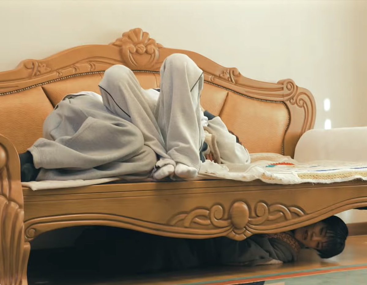 쇼파 위랑 아래 온도가 다른데 지금,,,
장르가 다르다고