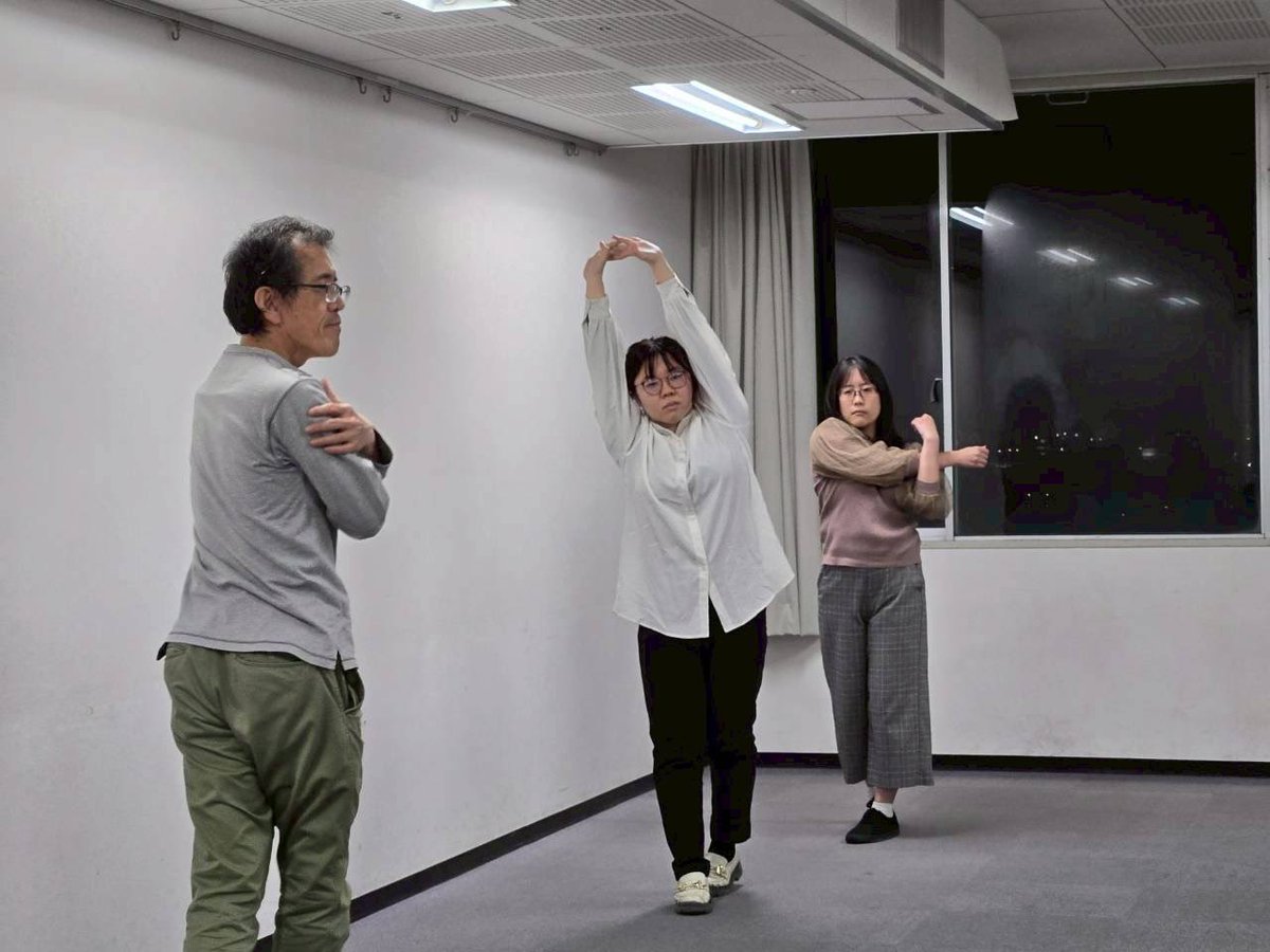 次回の本公演の稽古！やっておりますよ〜〜✨
今日は走る稽古🏃‍♀️‍➡️
普段何気なく走っておりますが、意識してみると中々難しい。腕は振れているか、足は上がっているか、！意識せずに舞台上で走れるように頑張って稽古していきますよ〜✨公演の概要もお楽しみに〜⭐️（宮元）