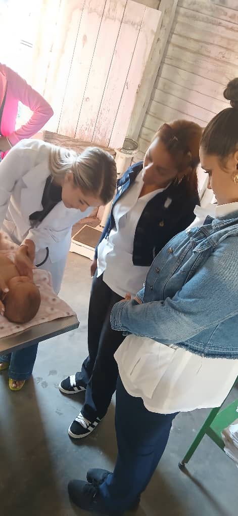 La asignatura de Pediatría se imparte en el municipio de Los Palacios a los estudiantes de 4to de #medicina, dónde reciben sus conferencias y lecciones sobre los mejores procederes.

#UCMPinarXLaExcelencia