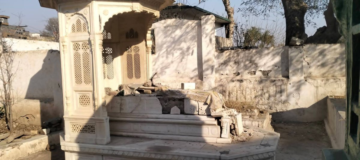 که زموږ د هیواد کونسلګري په پيیښور کي وي هیله ده چي د میوند د تاریخي حماسې د اتل مقبره په خپل مصرف سره ترمیم کړي. 
ویل کیږي چي دا په پیښور کي د غازي محمد ایوب خان د مقبرې څخه تازه اخیستل سوي انځورونه دي.