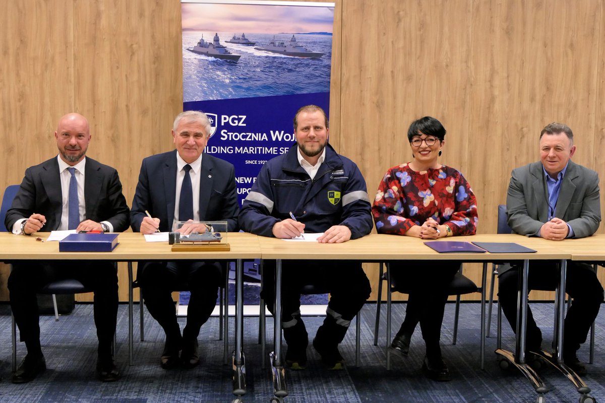 Stoczniowy's tweet photo. Polski łańcuch dostaw dla fregat budowanych w ramach programu Miecznik z kolejnym konkretnym wzmocnieniem⚓PGZ Stocznia Wojenna podpisała umowę z WCBKT na rozwiązanie, które bezpośrednio wpłynie na gotowość operacyjną nowych jednostek i koszty ich eksploatacji przez dekady. 

To nie jest tylko kontrakt techniczny - to sygnał, jak buduje się realną suwerenność przemysłową wokół okrętów @MarWojRP .

Pełny tekst w komentarzu 👇

#pgz #stoczniawojenna #miecznik #marynarkawojenna #przemyslobronny #polskiprzemysl #shipbuilding #defenceindustry #polanddefence #stoczniowy