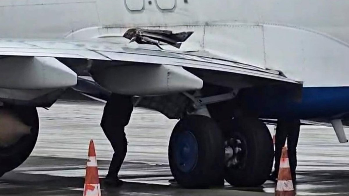 haber3com's tweet image. Antalya Havalimanı'nda kalkışa hazırlanan uçağın tekeri yerinden çıkarak kanadı parçalandı. Uçaktaki yolcular tahliye edildi. haber3.com/foto-galeri/ha… #AntalyaHavalimanı #uçak #kaza #havacılık #uçuş