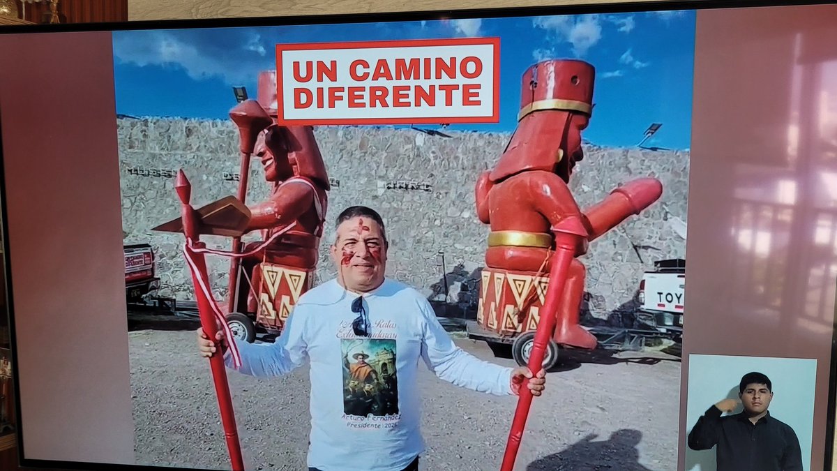 Ex alcalde de Trujillo, Arturo Fernández, logra colocar huaco erótico en #franjaelectoral ('logra' digo xq todo material de la franja fue revisado por ONPE).  Candidato a vicepresidente de Un Camino Diferente es + relevante en el spot que Rosario Fernández ronny-isla.medium.com/franja-elector…
