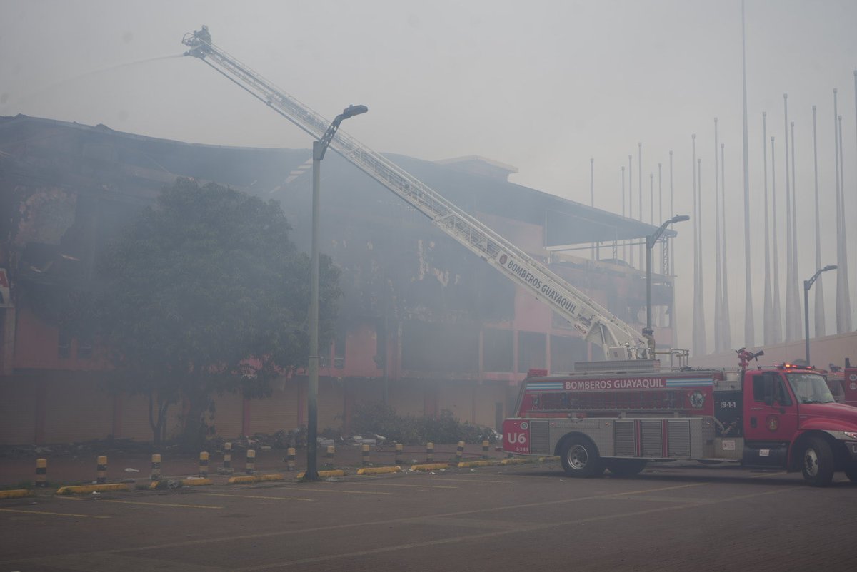 #BCBGInforma | Con relación a la emergencia de Cuenca 102 y Eloy Alfaro informamos que el incendio no se ha reactivado. Existen pequeños puntos de temperatura que están siendo combatidos. En el sitio trabajan 13 unidades del #BCBG.