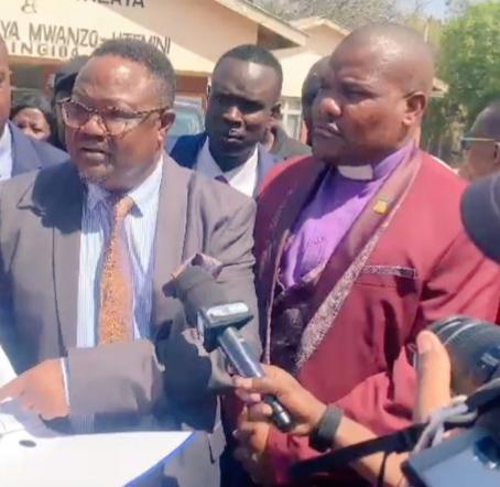 #UPDATES_KESI_YA_UHAINI

Part 177 

Mhe. Lissu anaendelea kumfanyia cross examination Koplo Michael.

Mhe. Lissu: Kwahiyi P8 alikuwa amefanya kosa? 

Koplo Michael: ni kweli alikuwa amefanya makosa 

Mhe. Lissu: Kwahiyo maelezo yake hayapo? 

Koplo Michael: Sijayaleta 

Mhe.