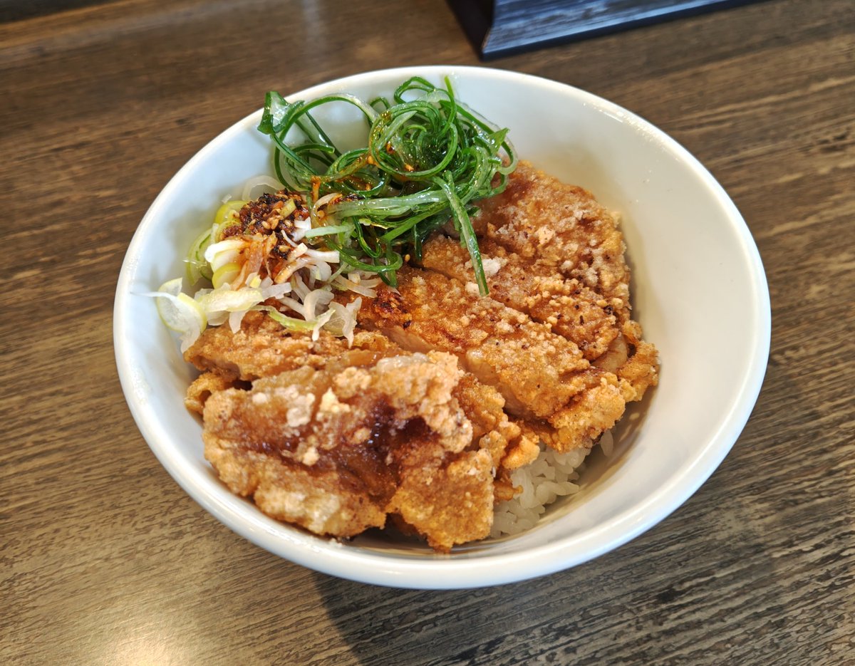 らーめん 楓
@京王八王子or日野
らーめん(醤油) パーコー丼(ご飯少なめ)

シンプ ルイズ ベスト🍜😋👍
パーコー丼は初め食べたけどタレとの
相性バッチり🤤脂の多い両サイドは
も〜たまらなく美味しかった🤭
スタッフの皆さん(^^)/
とても美しい一杯🍜と🍚に感謝
ご馳走様でした✨(#^.^#)