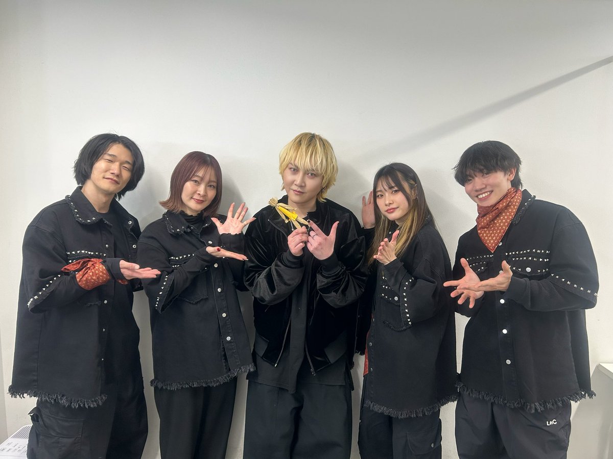 #怪談ROCK MV撮影を一緒に頑張ったダンサーチームのみなさんと📸

久々のダンスをカッコよく⁉︎楽しく⁉︎怪談⁉︎ROCK⁉︎に一緒に作ってくれました♡
感謝です！

今日は，1人で3部の前に初パフォーマンス🎤
会場のみなさんの温かい拍手が嬉しかったです👏
明日からも頑張ります💪

#浅草怪談屋敷