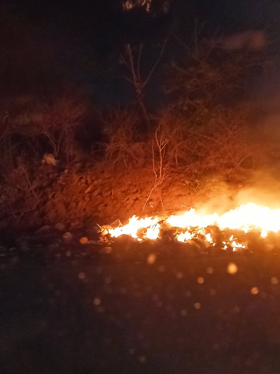 Jerushaisaac's tweet photo. Active garbage burning in Kothanur, road opposite Aattutheeram Restaurant. Mixed waste of hazardous and plastic. 

HORRIBLE. 

@GBA_office @BlrCityPolice @kothanurups https://t.co/kf2B1tcIpE