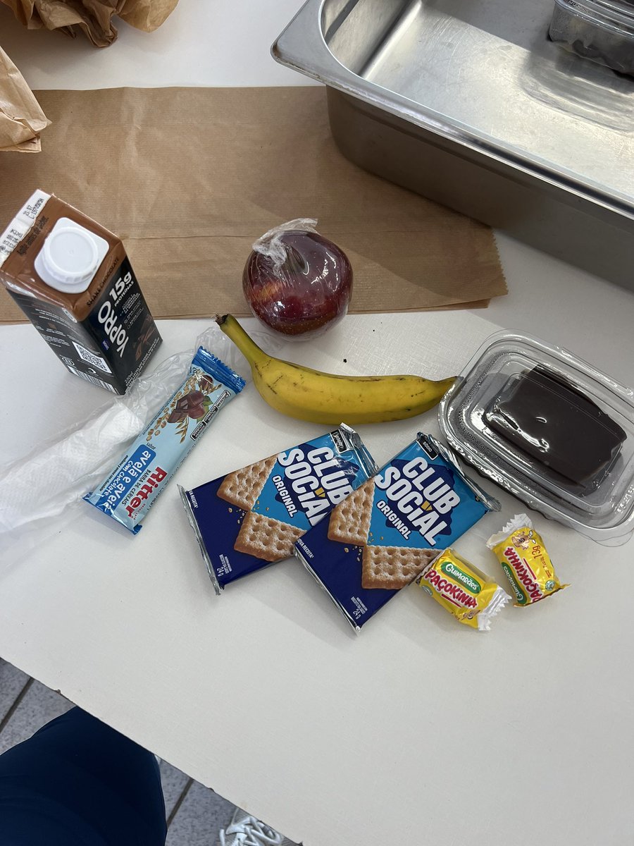 brngmoreknives's tweet photo. Hey @FrankIero would you rather be a guitarist in a rock band or an athlete on a second-division Brazilian soccer team? Take a look at what goes into the players’ travel snacks 🤠 https://t.co/LAHXIe8Oj2