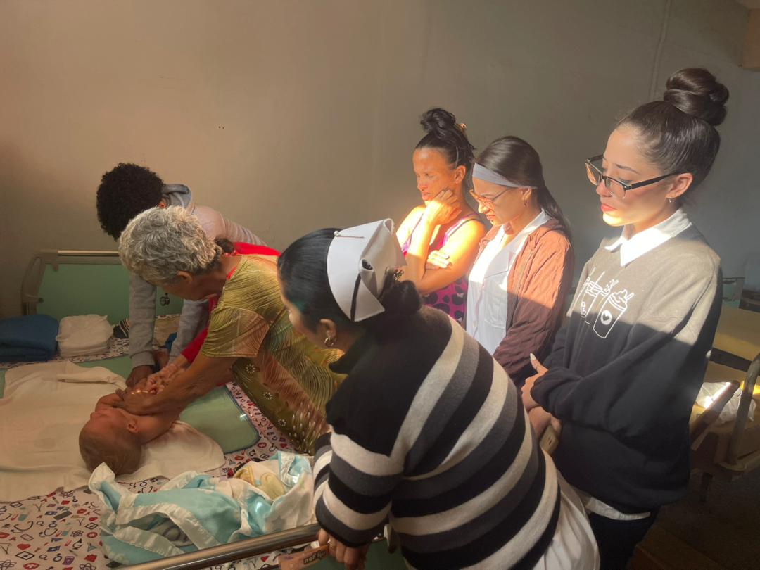 En Mantua, los estudiantes de la #UCMPinar de las carreras de Medicina en sus diferentes, estomatología, y algunas licenciaturas como rehabilitación y laboratorio clínico, prestan servicio en su municipio.

#CubaPorLaVida