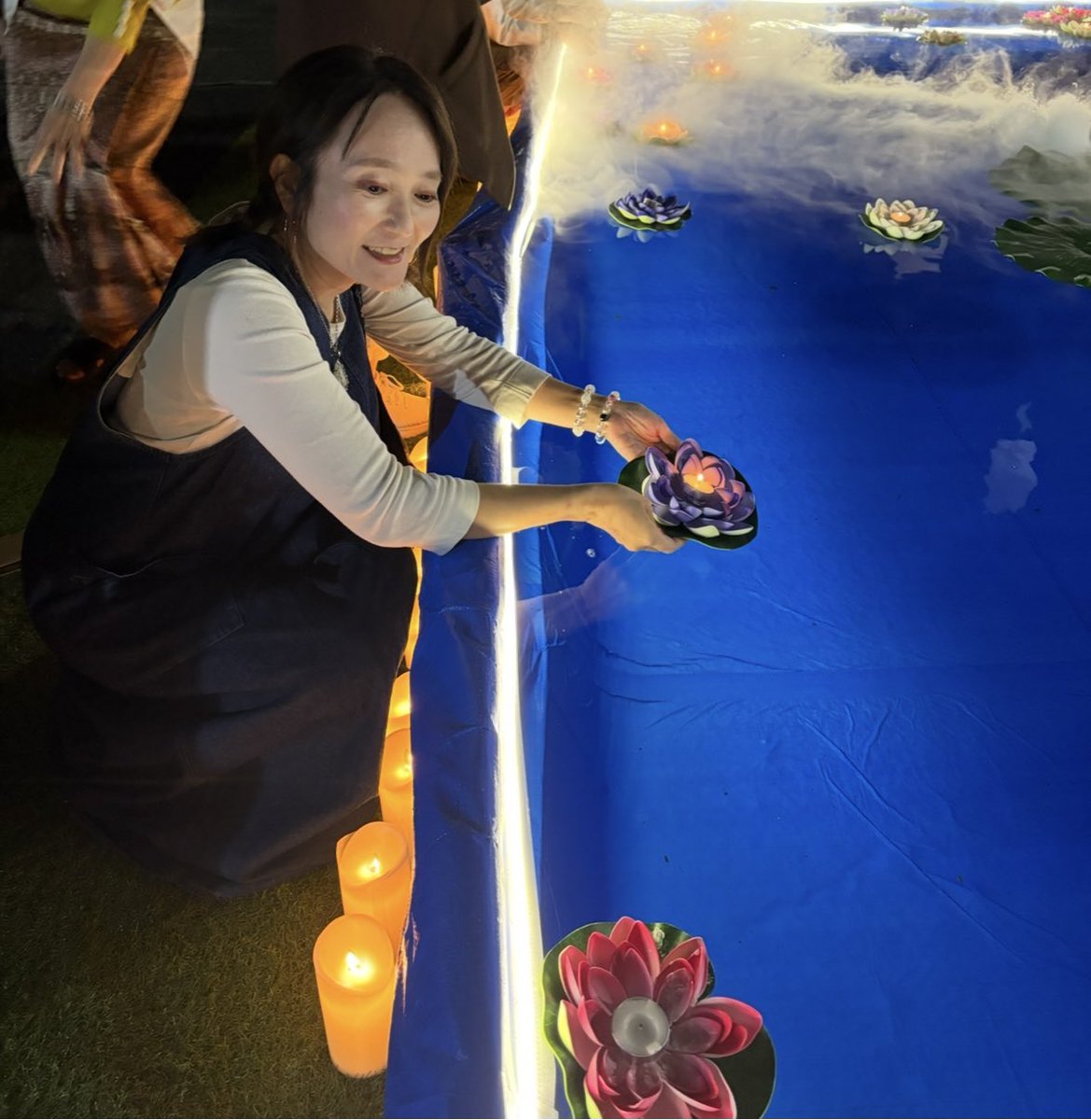 言葉のかけら。

散りばめられた言葉に
優しい風が吹き、大きな顔になった。

その表情は、明るく未来を向いている。

平和を祈り、自分の願いを灯火にたくして。
2026年、私は私のために歩き出す。

#瞑想の森 #言葉の力 #再生 #自分を生きる