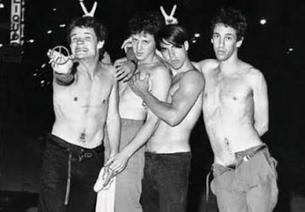 #Efemérides #LaCueva 13 de febrero de 1983. Se funda en California, Estados Unidos, la banda Red Hot Chili Peppers, compuesta por Anthony Kiedis, "Flea", Hillel Slovak y Jack Irons. Se llamaba Tony Flow and the Miraculously Majestic Masters of Mayhem. 

#redhotchilipeppers