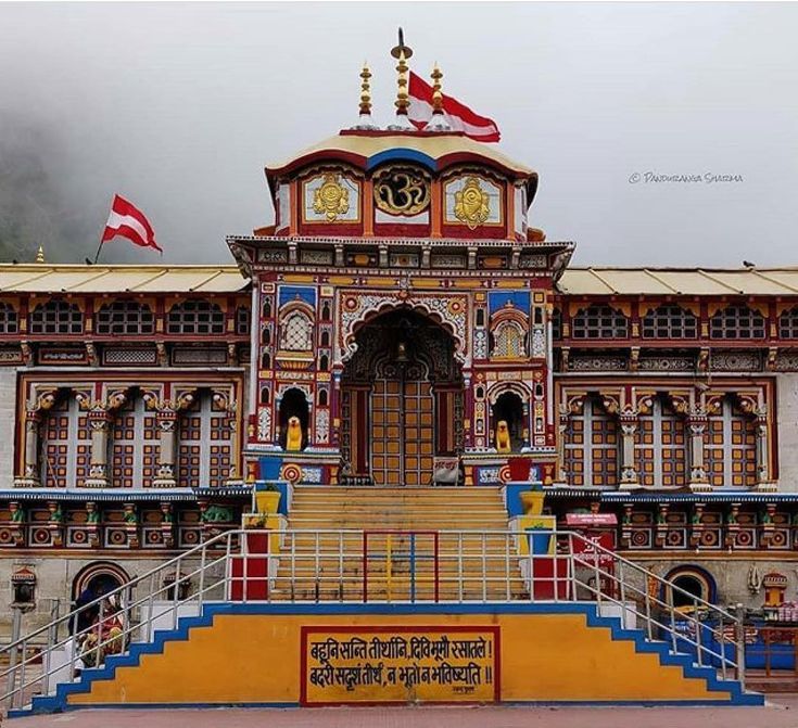 "क्या आप जानते हैं?
बद्रीनाथ में:  कुत्ते चुप रहते हैं (भौंकते नहीं!)  
शंख नहीं बजता  
बादल बरसते हैं, लेकिन गरजते नहीं  
बिजली चमकती है, लेकिन कड़कती नहीं
कारण? भगवान विष्णु की तपस्या में कोई विघ्न न पड़े!
ये है भगवान नारायण की शक्ति 🙏🚩
क्या आप जानते थे?💀🔥