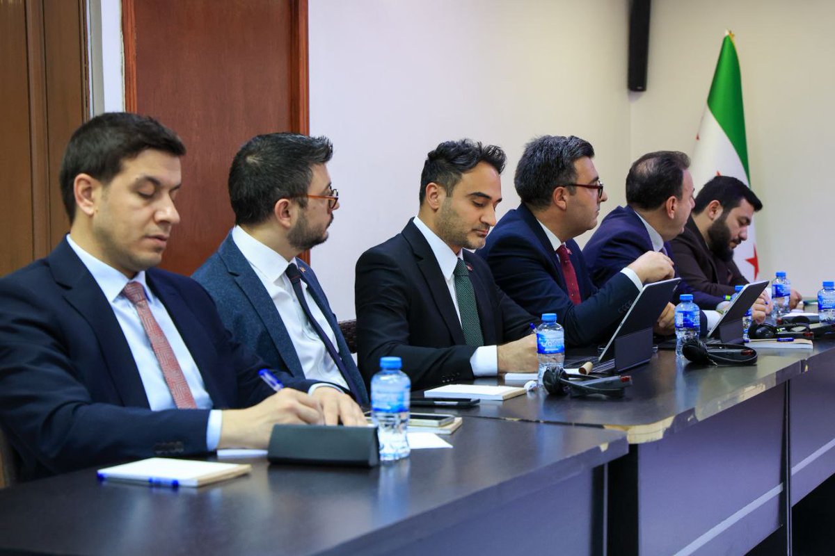 عُقد في وزارة الإعلام اجتماعٌ مع وفد من إدارة الاتصال في رئاسة الجمهورية التركية، حيث تم استعراض تجربتهم في مجال الاتصال الاستراتيجي، وعرض آليات وأدوات رصد التضليل الإعلامي والتعامل مع هذه الحملات بشكل منهجي واستباقي.