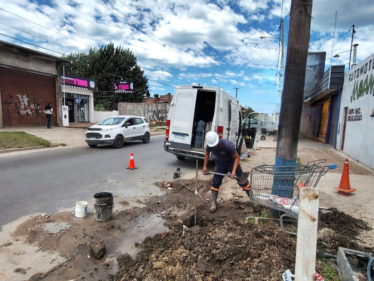 📆🛠️👷 Un finde largo se aproxima y la rutina de nuestras cuadrillas no se altera. En las calles de tu barrio, como cada día, monitoreando conexiones y conductos. 

📍 En la foto, intervención en Polonia al 2.400. ¿Dónde más? Ingresá a bit.ly/42s8hTX y buscanos.