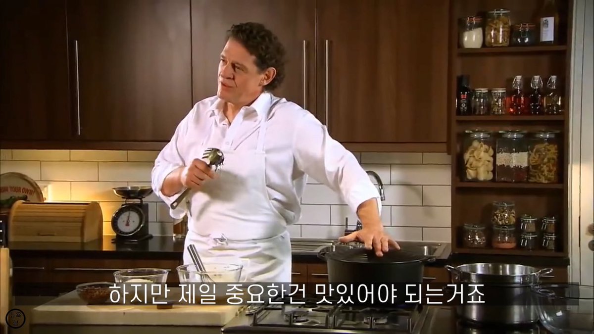 이태리 요리치고 100년도 안 되는 비교적 짧은 역사를 가졌지만 가장 원조 논쟁의 중심에 있는 까르보나라. 
'2차대전 이후 미군이 원조해준 베이컨 계란 등을 이탈리아 요리사가 활용해 만든 것이 원조다' vs '석탄 광부들이 배고픔을 달래기 위해 고칼로리 관찰레, 계란 치즈를 넣어 만들어 먹은것이