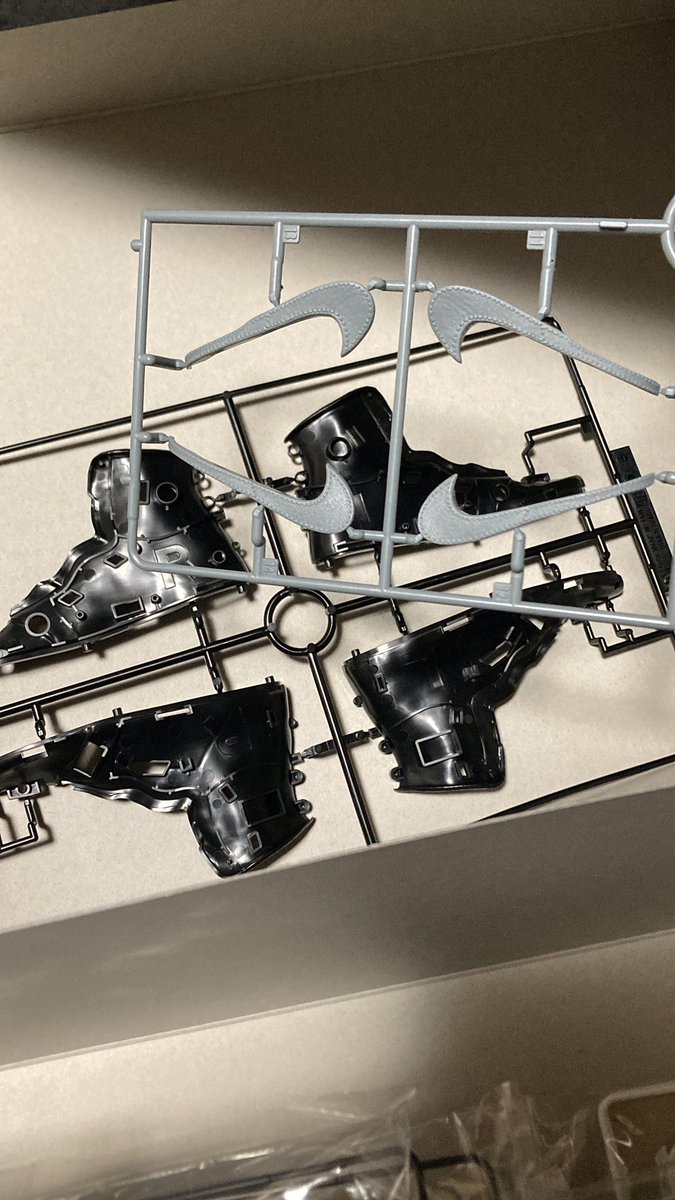 明日はバレンタインだしナイキのプラモデルでも作るか