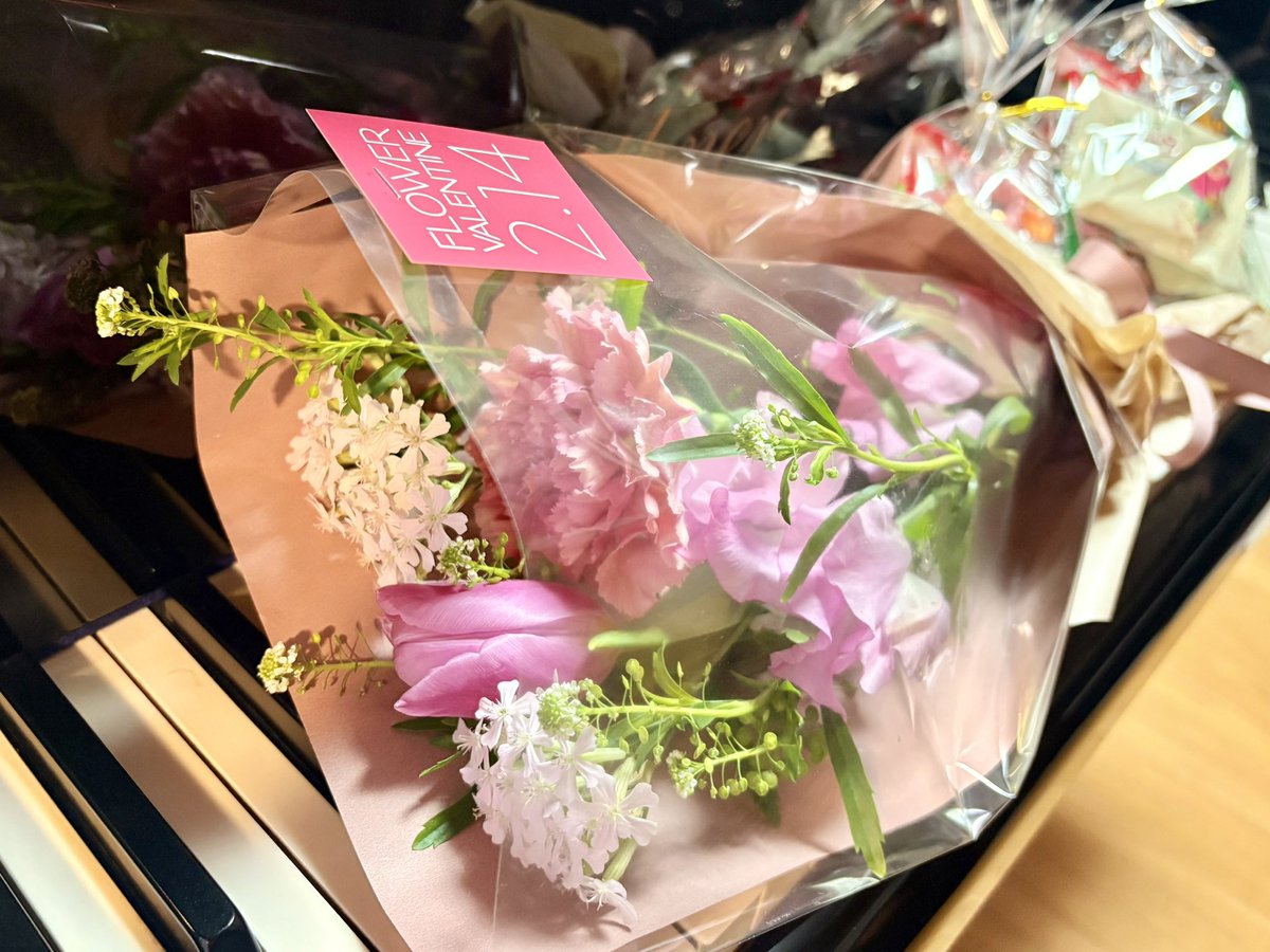 setagayapiano's tweet photo. 何かにつけて「先生にお花あげるの❣️」と言ってくれている生徒ちゃん。本日もニコニコで「はい！せんせーバレンタインのお花どーぞー😊」
ありがとうね！先生からも大好きなみんなにバレンタインのお菓子。どーぞ💓
#明日は #バレンタイン #2歳 からのレッスン #ピアノdeクボタメソッド https://t.co/MnVLikzBIG