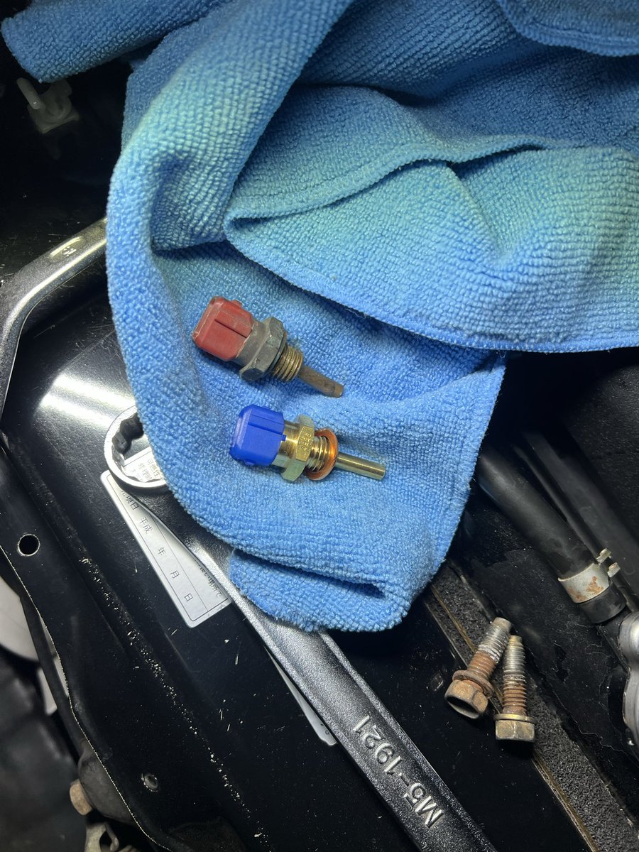 バカサーモさん
暖気40分かかって1目盛はえぐいて。
ツーツーやん。てことで変えた。
明日水入れる。
鉄ブロックの宿命でちゃっちゃ。キレイキレイした。
ねんね。