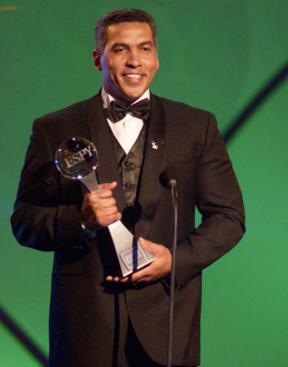Tal día como hoy en el 2001 Andrés Galarraga recibió el premio ESPY (ESPN) al Mejor Atleta que Regresa por su inspirador retorno a las Grandes Ligas con los Bravos de Atlanta, tras superar un linfoma de Hodgkin. El reconocimiento, entregado en la ceremonia de los ESPY Awards,