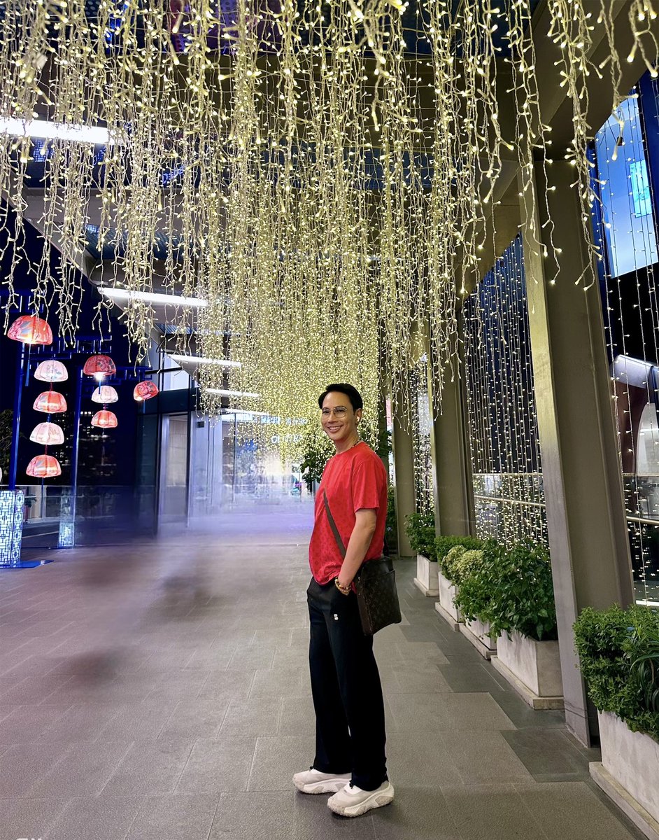 ❤️ วันวาเลนไทน์ มีที่มาอย่างไร?

14 กุมภาพันธ์ ของทุกปี ถูกเรียกว่า “วันแห่งความรัก” แต่รู้ไหมครับว่า จุดเริ่มต้นของวันวาเลนไทน์ไม่ได้มีแค่ดอกไม้ ช็อกโกแลต และคำบอกรัก

ย้อนกลับไปในยุคจักรวรรดิโรมัน มีนักบวชชื่อว่า เซนต์วาเลนไทน์ (Saint Valentine) ในช่วงนั้น จักรพรรดิคลอดิอุสที่