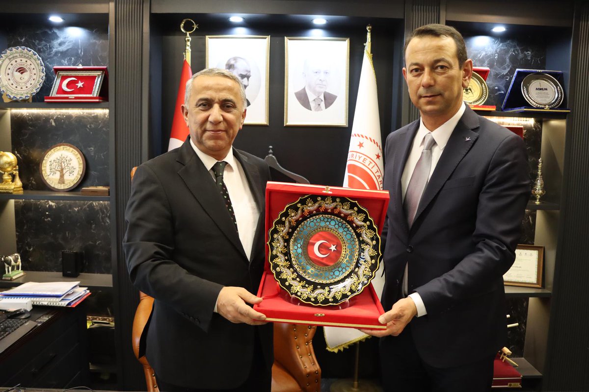 Osmaniye İl Çevre, Şehircilik ve İklim Değişikliği Müdürlüğünde görevli Şube Müdürü ve Bayındır Memur-Sen  temsilcisi Sayın Mustafa EVCİL, İl Müdürümüz Sayın İbrahim SAĞLAM'ı Makamında ziyaret etti.
<a href="/TCTarim/">T.C. Tarım ve Orman Bakanlığı</a> <a href="/ibrahimyumakli/">İbrahim Yumaklı</a> <a href="/ibrahimsaglam46/">İbrahim SAĞLAM</a>