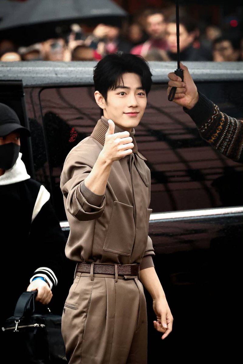 นึกขึ้นได้ พิจ้านเคยเล่าในสัมภาษณ์ว่าเกือบจะได้ชื่อ 肖赞 แต่สุดท้ายป๊าม้าเปลี่ยนใจเพราะเกรงว่าตัวอักษรจะเขียนยากไปสำหรับเด็ก เลยเป็น 肖战 แทน คำว่า 赞 ก็ตัวเดียวกับอีโมจิตัวนี่แหล่ะ แปลว่าชอบ ชมเชย ยกนิ้วโป้งให้ เพราะงี้สัญลักษณ์แทนคนดังในวงการของพิจ้านเลยเป็น 👍