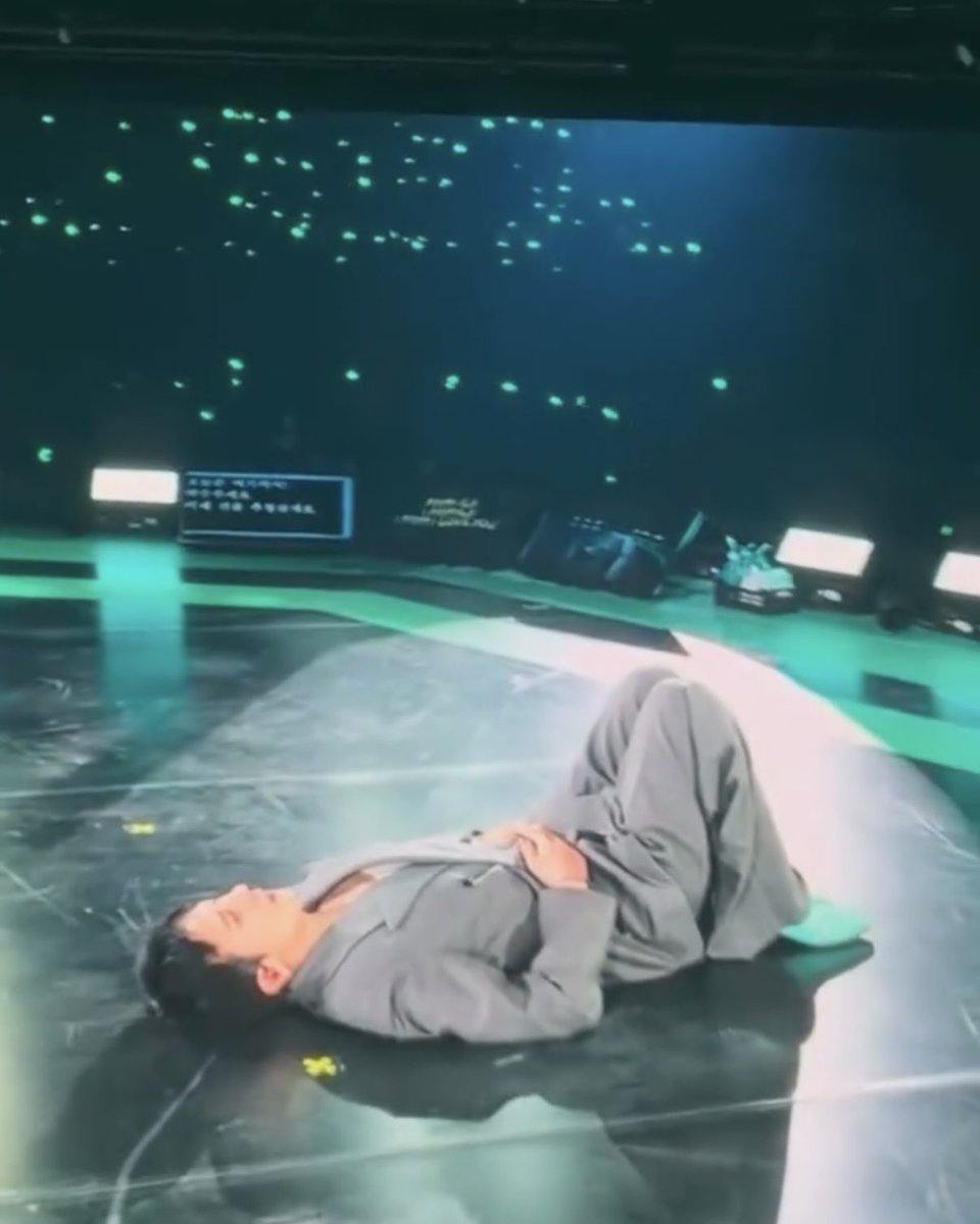 이게 뭐냐면 스키스키 챌린지 하고 현타와서 걍 냅다 누워있는 지드래곤