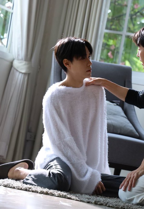 เสื้อขนมิ้ง ปาดไหล่นิดหน่อย นั่งพับเพียบ จากใจคนเป็นพี่เหนี่ยนะ เมื่อกี้ป้าเผลอไอดังเคะๆ เผลอเป็นฟอสจู