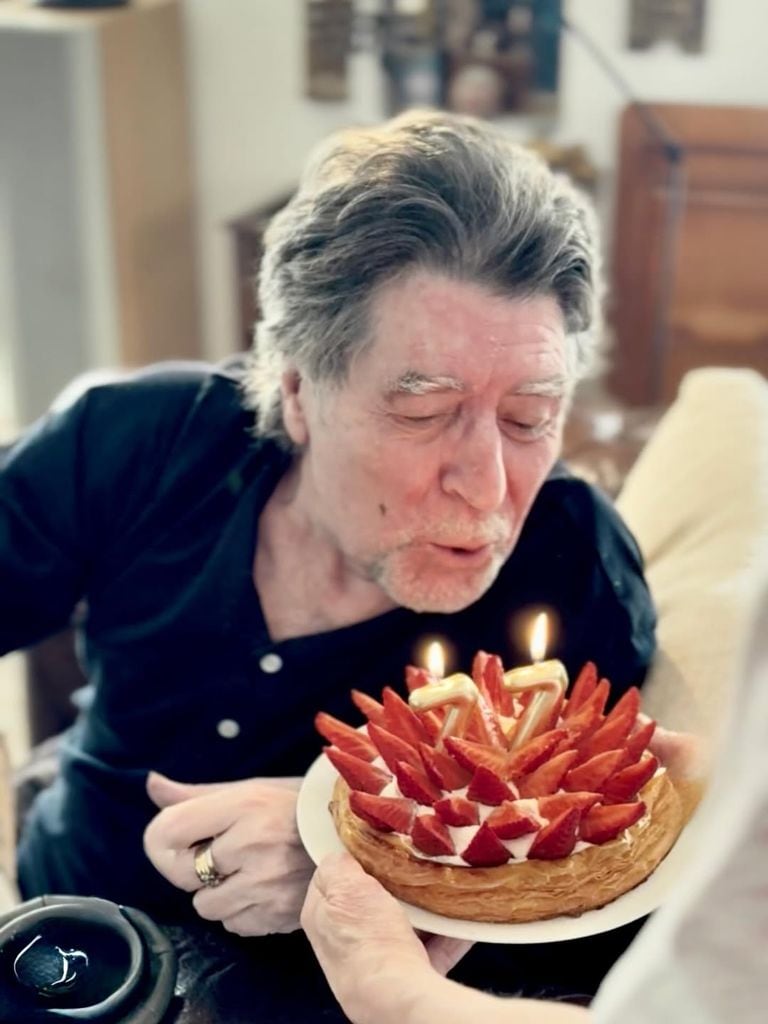 “Que el corazón no se pase de moda
Que los otoños te doren la piel
Que cada noche sea noche de bodas
Que no se ponga la luna de miel.”
Felices 77, Joaquín.