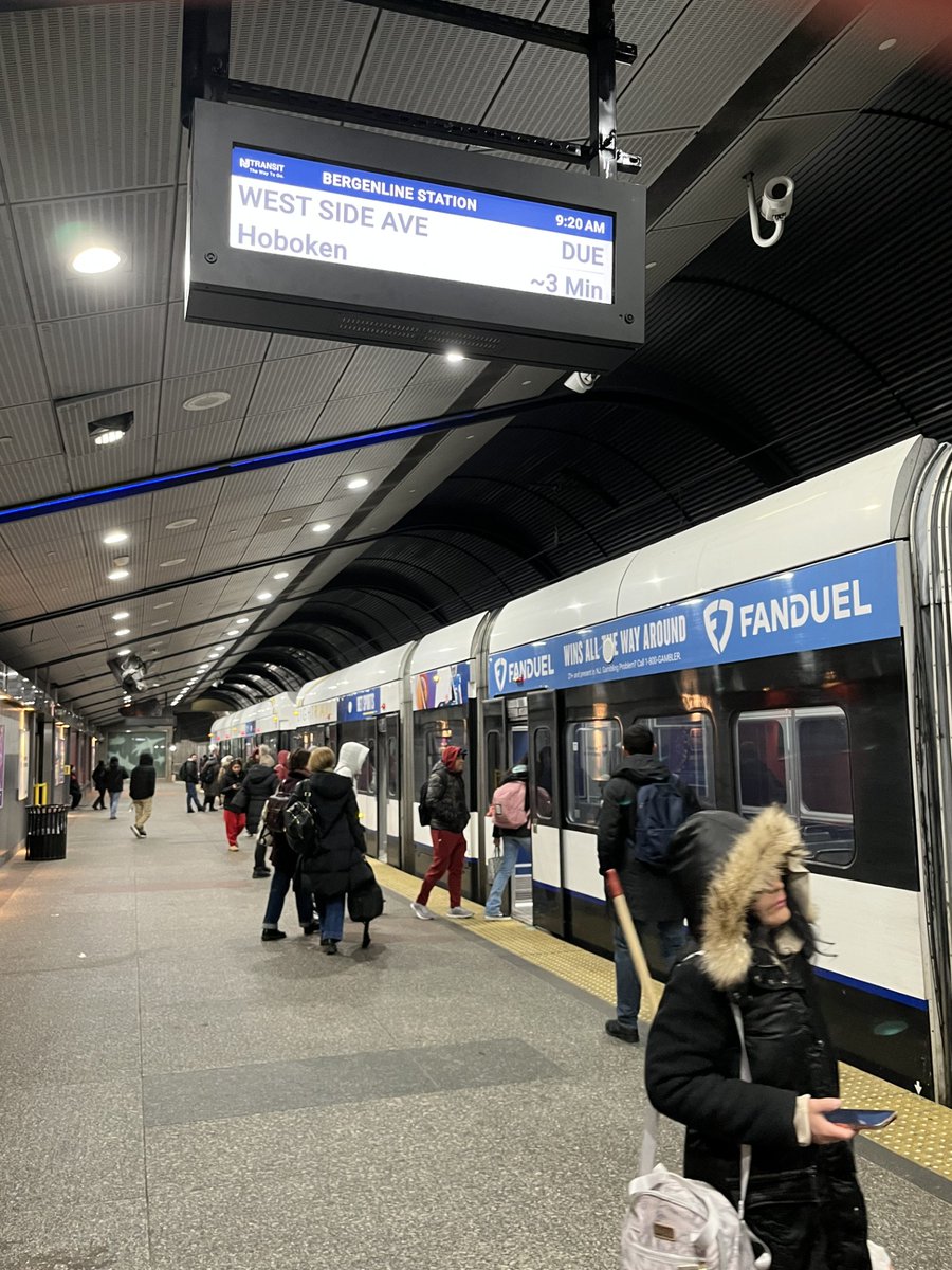 🚋While passenger information issues flagged by your feedback are being addressed on <a href="/NJTRANSIT_HBLR/">Hudson-Bergen Light Rail</a>, LED deployments continue.

Following comments made at last year’s Board Meeting, the LED sign with real-time departure information is now up at Bergenline Ave Station 👇
