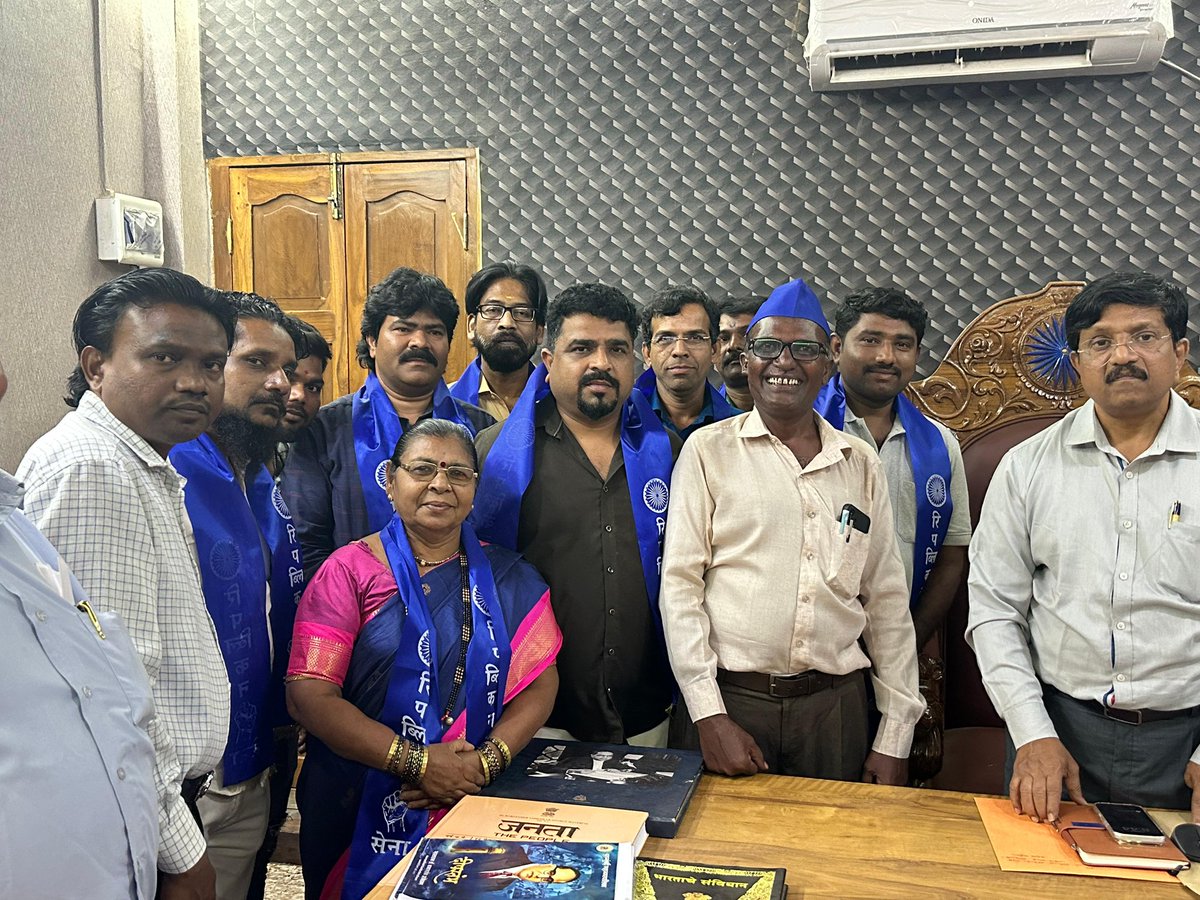 मुंबई, उल्हासनगर आणि ठाणे येथील आंबेडकरी चळवळीतील जिद्दी, निष्ठावान आणि तळागाळात काम करणाऱ्या अनेक कार्यकर्त्यांनी प्रचंड उत्साहात #रिपब्लिकन_सेना मध्ये पक्षप्रवेश केला आहे.

हा पक्षप्रवेश परिवर्तनाच्या नव्या अध्यायाची सुरुवात आहे.

जय भीम!!!
जय बुद्ध!!!
जय संविधान!!!

#Jaibhim