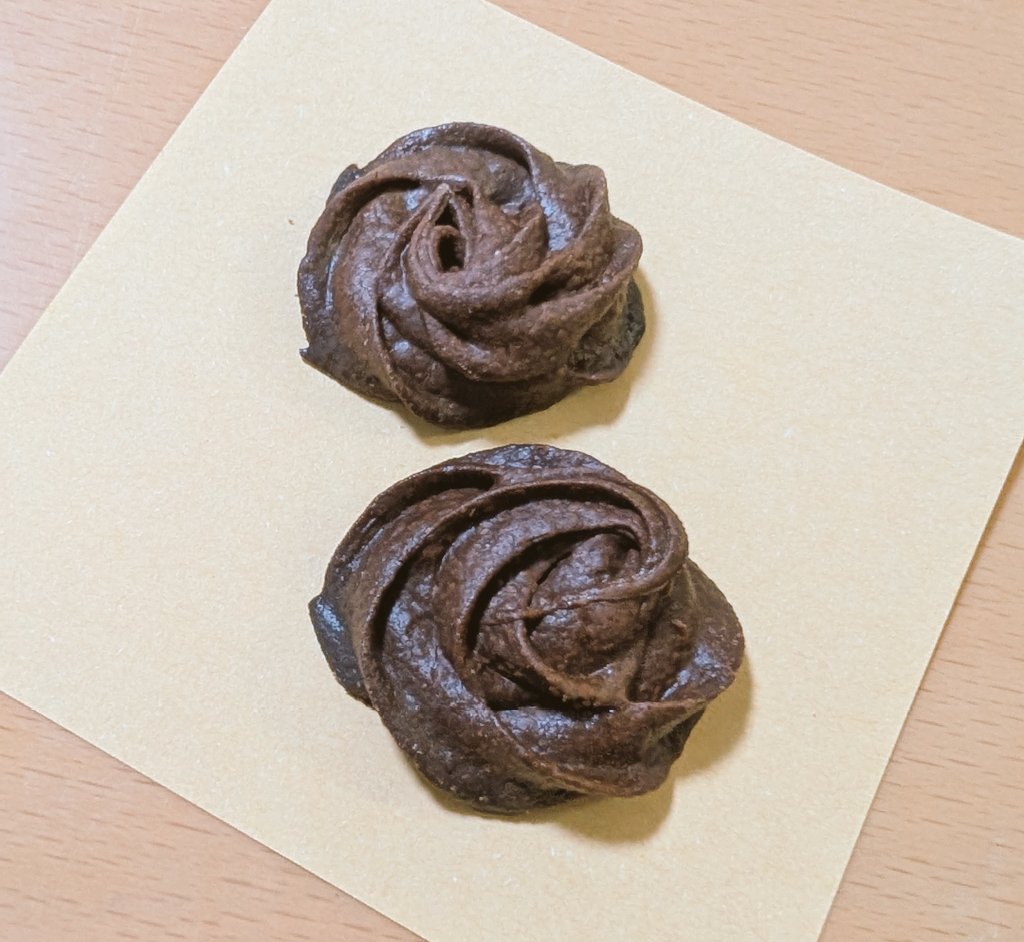 バレンタインデーといえば、私が年に1回お菓子を作る日です。今年は絞り出しクッキーを作りました。写真のものはちょっと焦げてビターで大人な味わいになったものです。失敗作はスタッフ自身が責任を持っていただきます。