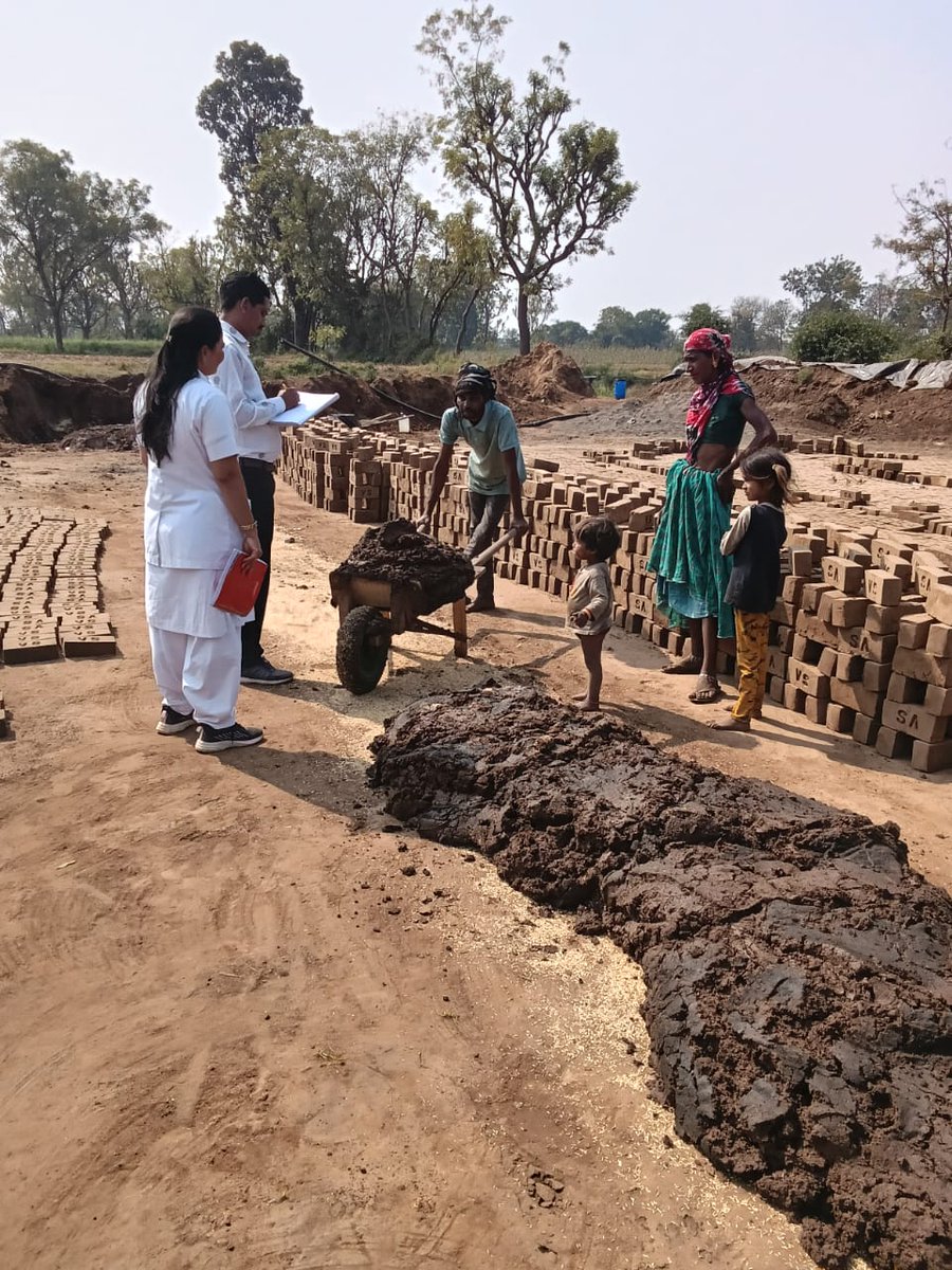 CdhoSabarkantha's tweet photo. ભાટીયા,તા. તલોદ ખાતે ઈંટ ભઠ્ઠા પર કાર્યરત શ્રમિક પરિવારો માટે આરોગ્યલક્ષી સર્વે કામગીરી.
 સ્થળ પર જ આરોગ્ય ટીમ દ્વારા કામદારોના આરોગ્યની પ્રાથમિક તપાસ, માર્ગદર્શન. 
મજૂર વર્ગ સુધી આરોગ્ય સેવાની પહોંચ. 
છેવાડાના માનવીના સ્વાસ્થ્ય માટે સતત સમર્પિત.
સ્વસ્થ સમાજ તરફ સકારાત્મક પગલું. https://t.co/joTAYixgtn