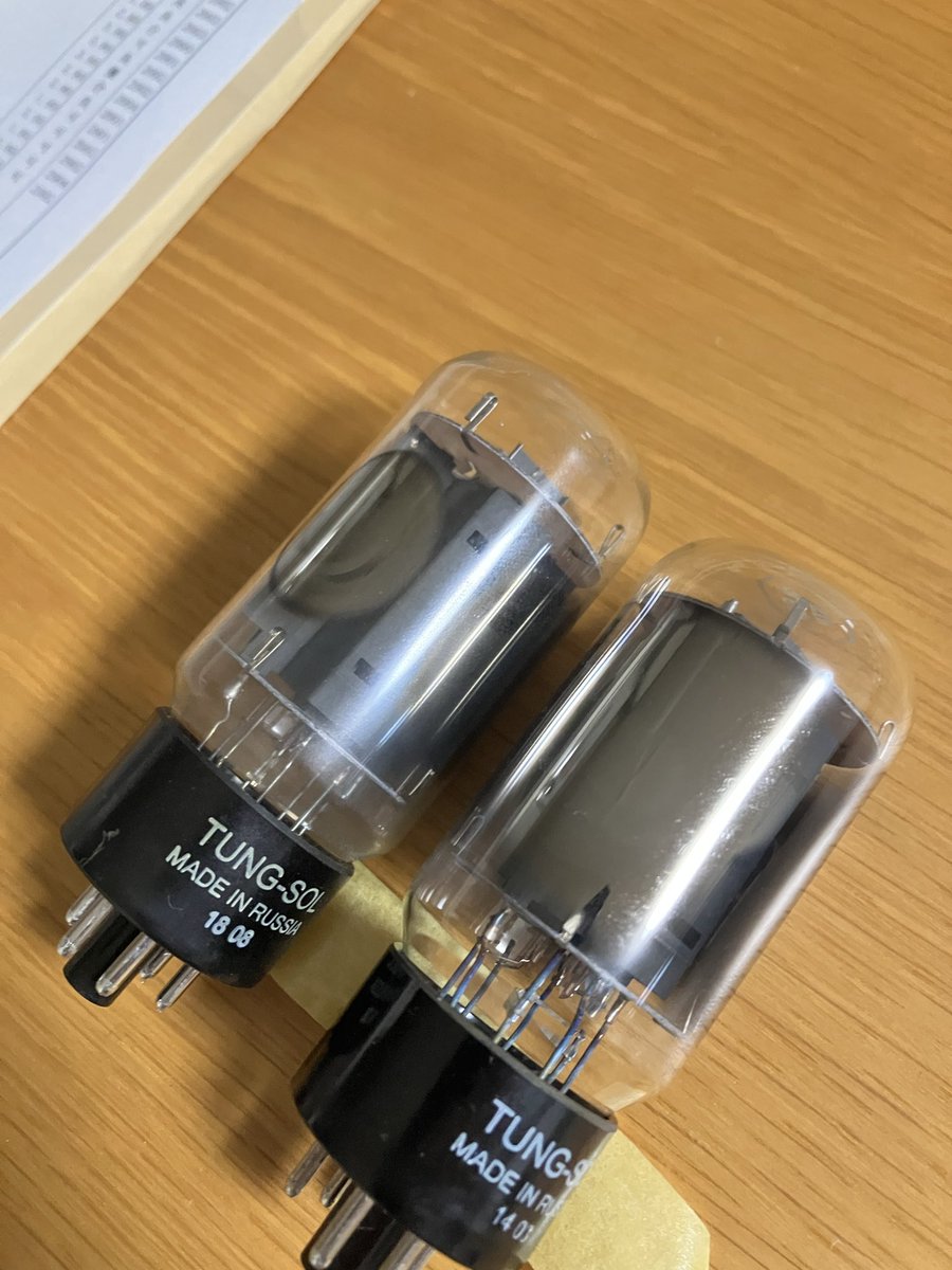 問題の電流でかい球を未使用品と比べるとゲッターが大分減ってるなぁ。
熱が大分かかったんかなぁ。
左が電流でかいやつで、右が未使用品。