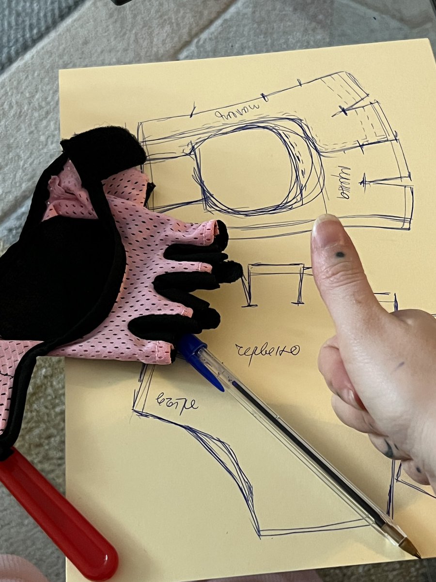 3rd time is the charm as i said. I will use a finished glove to figure this out this time 🤞 need to butcher it tho xd #crafting #cosplay #sewing