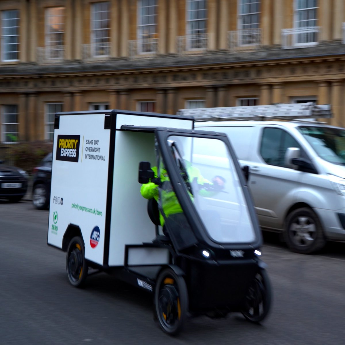 priorityexpress's tweet image. Someone asked which we prefer, Vok XL or the Mubea cargo bike 👀

Answer: both. At Priority Express, having multiple cargo bike options means we can always choose the right tool for the job, whether that's range or payload 🚲

#lastmiledelivery #samedaydelivery